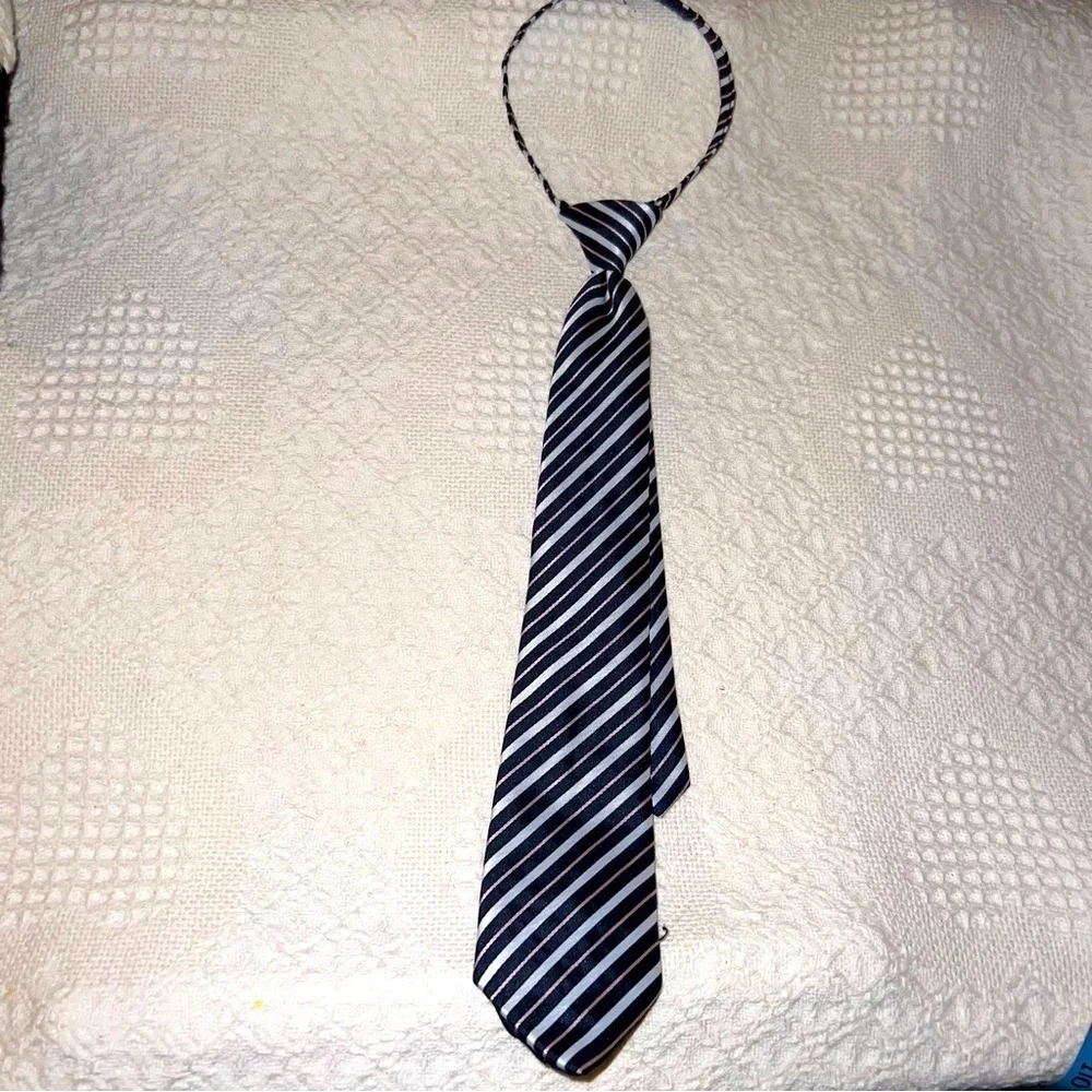 GOOD looking Boy’s ‘round the neck, Velcro closure tie from Janie and Jack